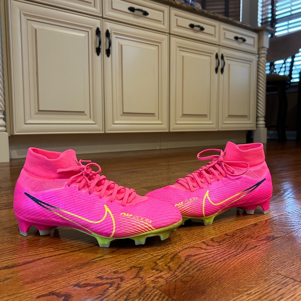 Nike Women's Pink Soccer Cleats